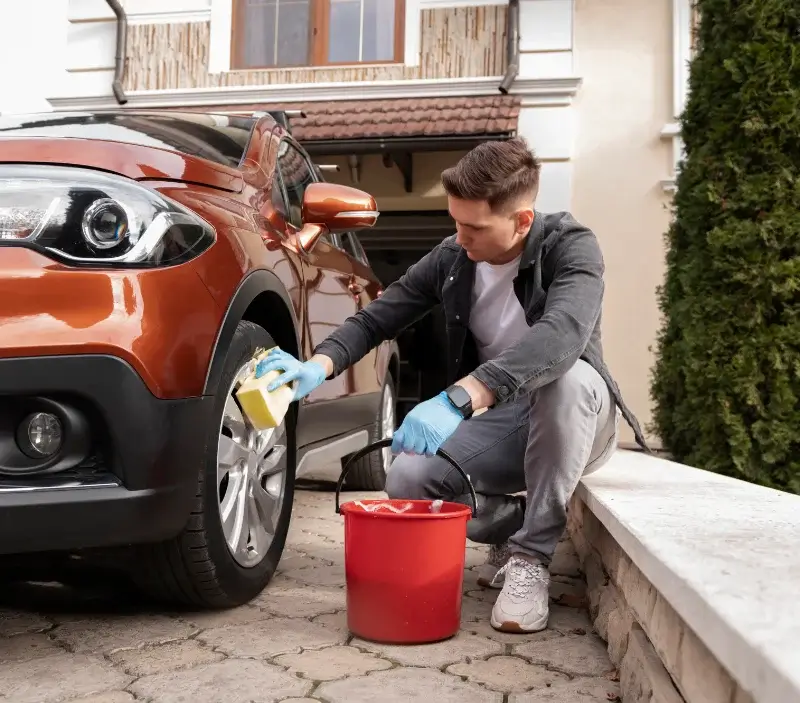 Lavage auto à domicile Saclay : professionnel intervenant sur un véhicule